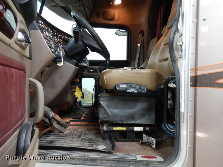 image for item IO9675 2012 Peterbilt 386  semi truck