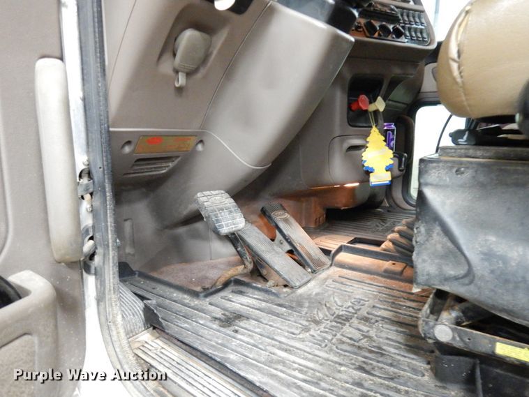 image for item IO9675 2012 Peterbilt 386  semi truck