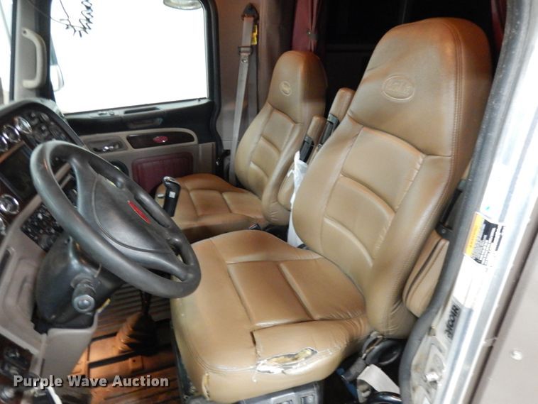 image for item IO9675 2012 Peterbilt 386  semi truck