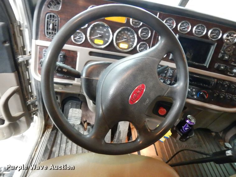image for item IO9675 2012 Peterbilt 386  semi truck