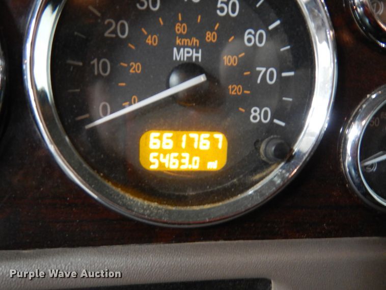 image for item IO9675 2012 Peterbilt 386  semi truck