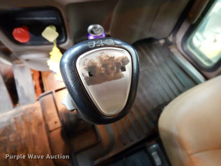 image for item IO9675 2012 Peterbilt 386  semi truck