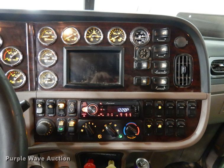 image for item IO9675 2012 Peterbilt 386  semi truck