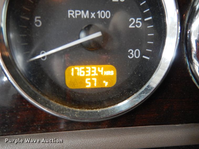 image for item IO9675 2012 Peterbilt 386  semi truck