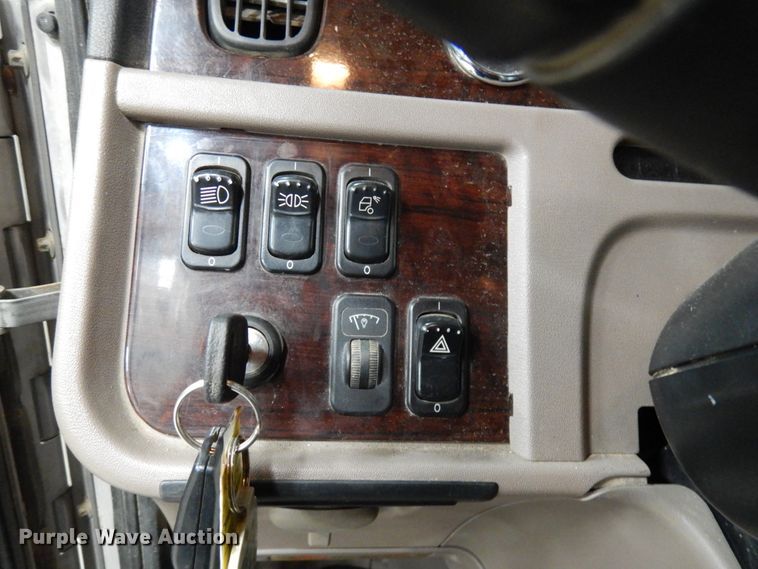 image for item IO9675 2012 Peterbilt 386  semi truck