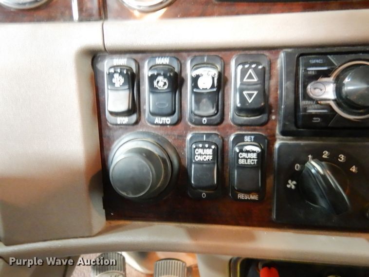 image for item IO9675 2012 Peterbilt 386  semi truck