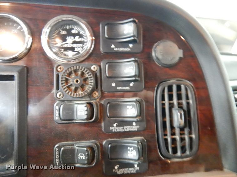 image for item IO9675 2012 Peterbilt 386  semi truck