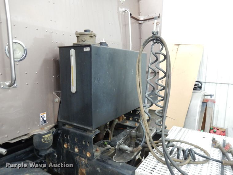 image for item IO9675 2012 Peterbilt 386  semi truck