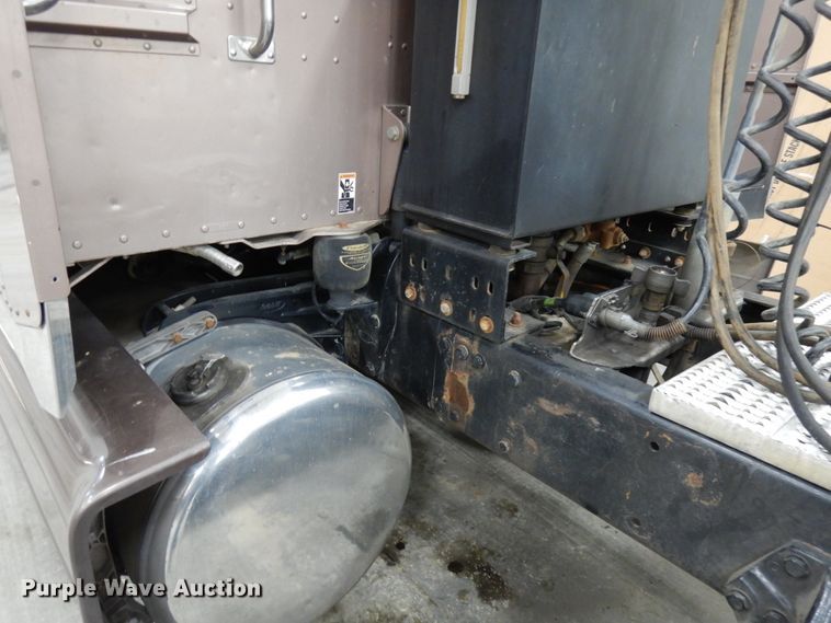 image for item IO9675 2012 Peterbilt 386  semi truck