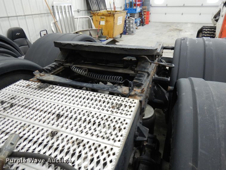 image for item IO9675 2012 Peterbilt 386  semi truck