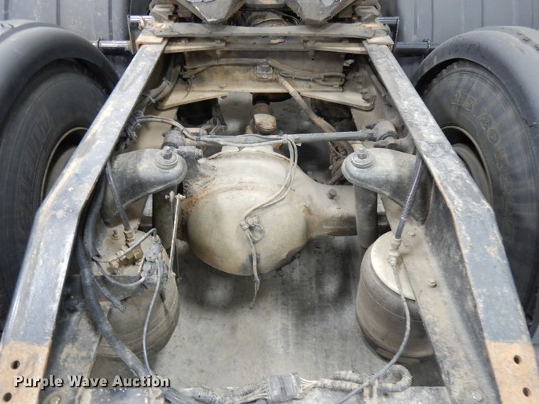 image for item IO9675 2012 Peterbilt 386  semi truck