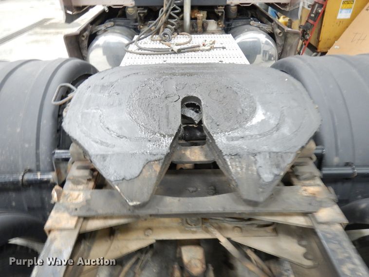 image for item IO9675 2012 Peterbilt 386  semi truck