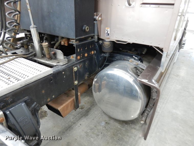 image for item IO9675 2012 Peterbilt 386  semi truck