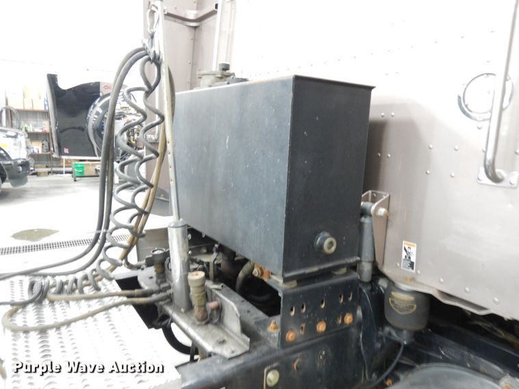 image for item IO9675 2012 Peterbilt 386  semi truck