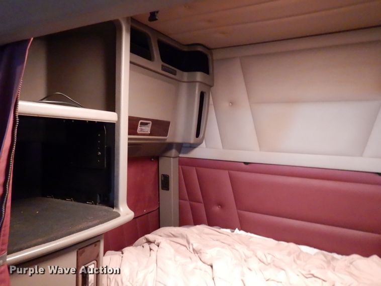 image for item IO9675 2012 Peterbilt 386  semi truck