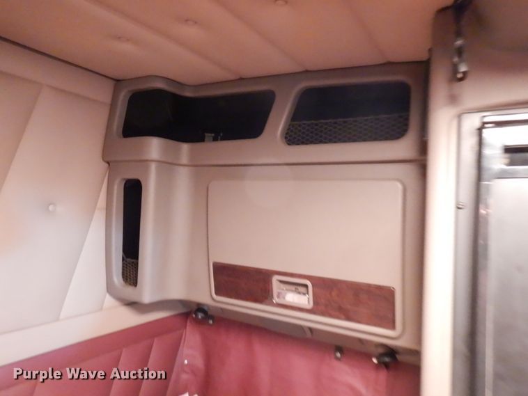 image for item IO9675 2012 Peterbilt 386  semi truck