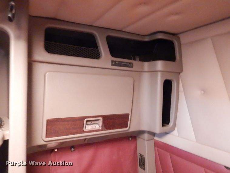 image for item IO9675 2012 Peterbilt 386  semi truck