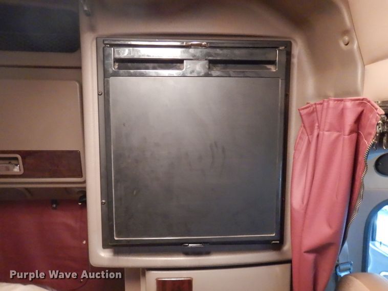 image for item IO9675 2012 Peterbilt 386  semi truck