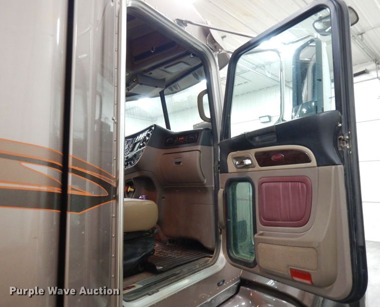 image for item IO9675 2012 Peterbilt 386  semi truck