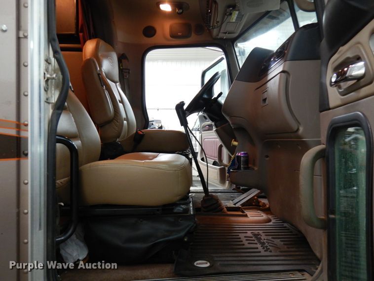 image for item IO9675 2012 Peterbilt 386  semi truck