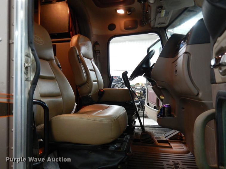 image for item IO9675 2012 Peterbilt 386  semi truck