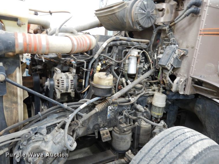 image for item IO9675 2012 Peterbilt 386  semi truck