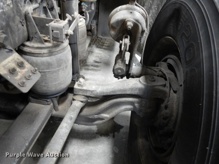 image for item IO9675 2012 Peterbilt 386  semi truck