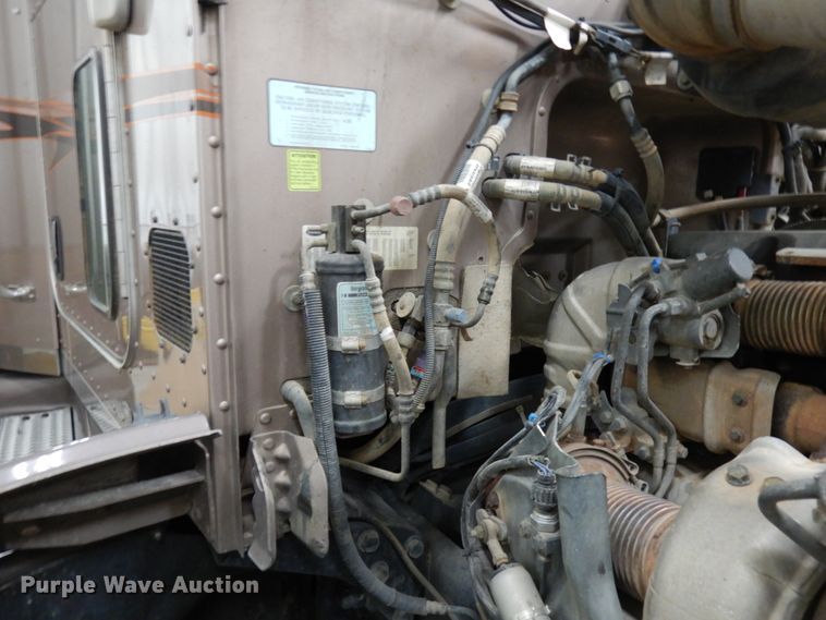 image for item IO9675 2012 Peterbilt 386  semi truck