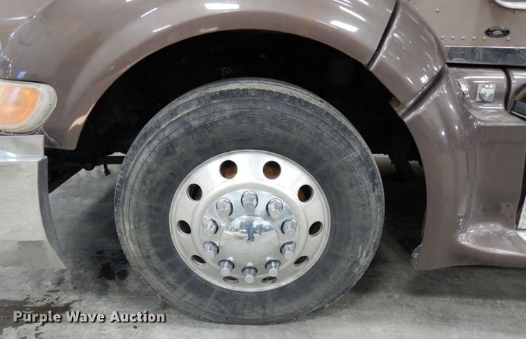 image for item IO9675 2012 Peterbilt 386  semi truck