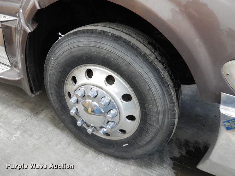 image for item IO9675 2012 Peterbilt 386  semi truck