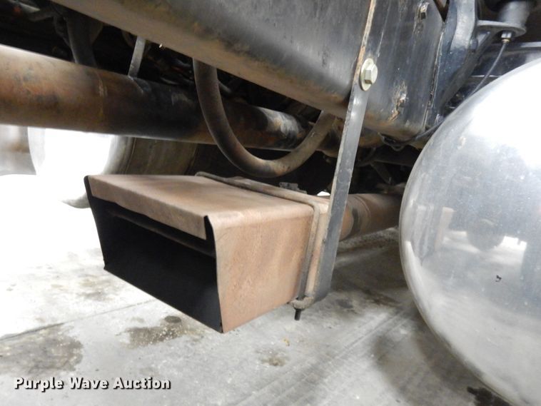 image for item IO9675 2012 Peterbilt 386  semi truck