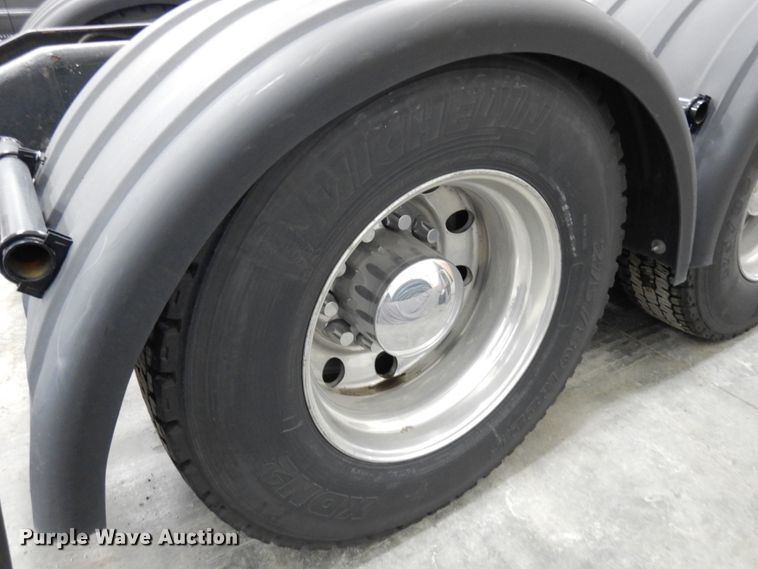 image for item IO9675 2012 Peterbilt 386  semi truck