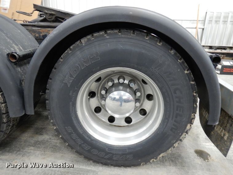 image for item IO9675 2012 Peterbilt 386  semi truck