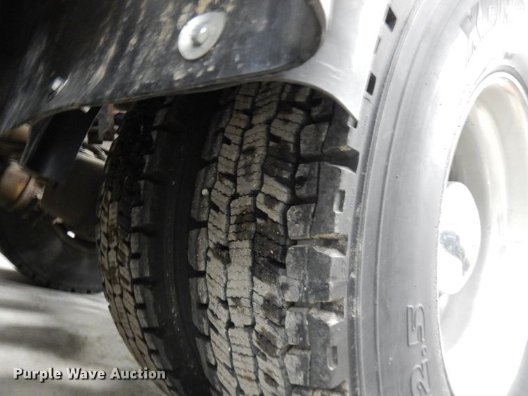 image for item IO9675 2012 Peterbilt 386  semi truck