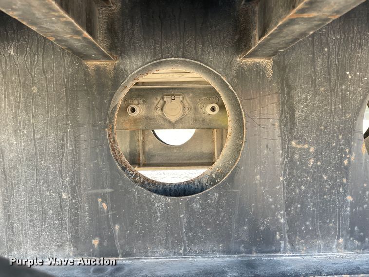 image for item IX9651 1999 Lufkin SE  extendable flatbed trailer