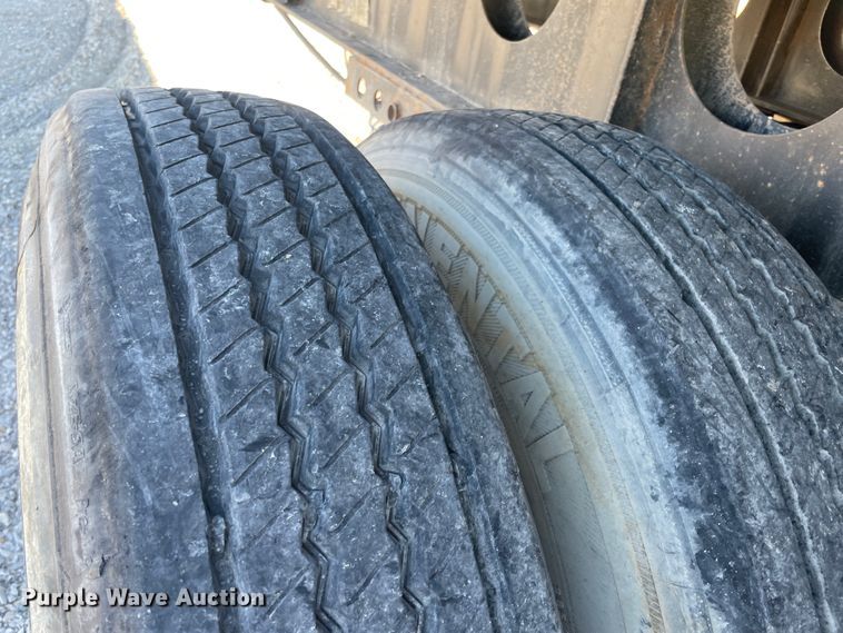 image for item IX9651 1999 Lufkin SE  extendable flatbed trailer