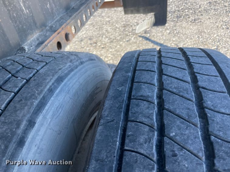 image for item IX9651 1999 Lufkin SE  extendable flatbed trailer