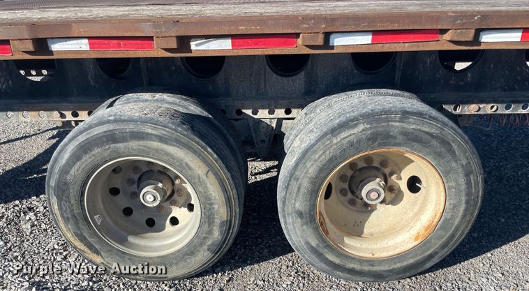image for item IX9651 1999 Lufkin SE  extendable flatbed trailer