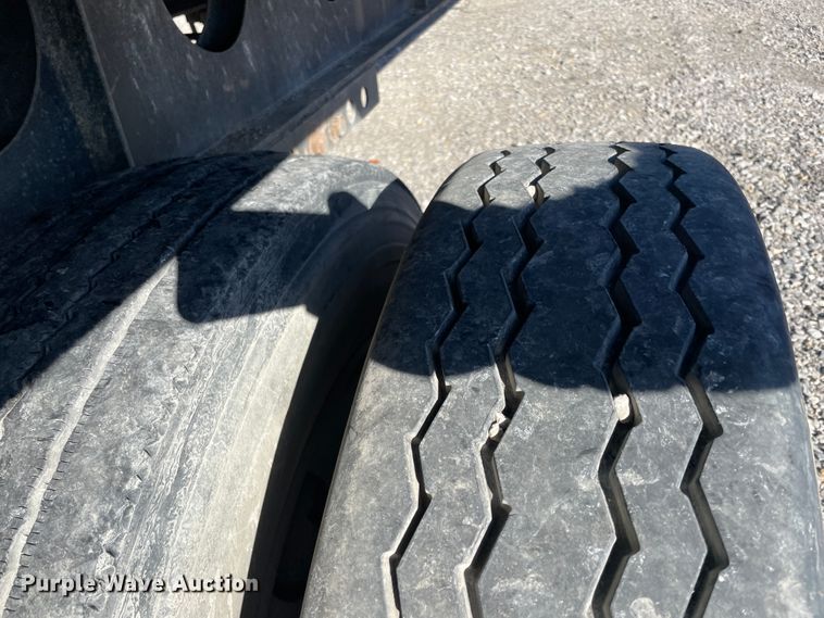 image for item IX9651 1999 Lufkin SE  extendable flatbed trailer