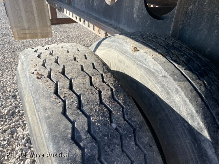 image for item IX9651 1999 Lufkin SE  extendable flatbed trailer