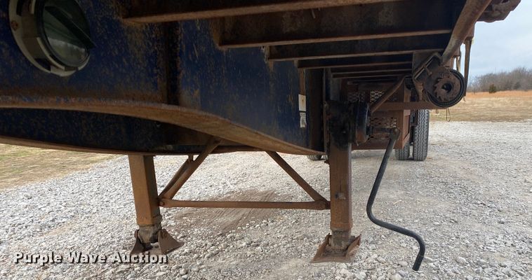 image for item JN9155 1996 Lufkin  flatbed trailer