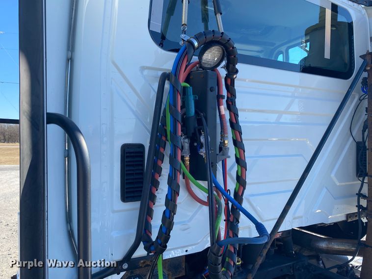 image for item JN9167 2012 International 8600  semi truck