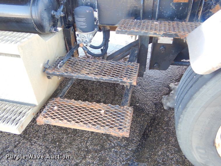 image for item KS9303 2000 Peterbilt 377  semi truck