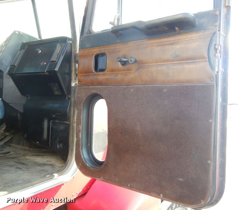 image for item KS9303 2000 Peterbilt 377  semi truck