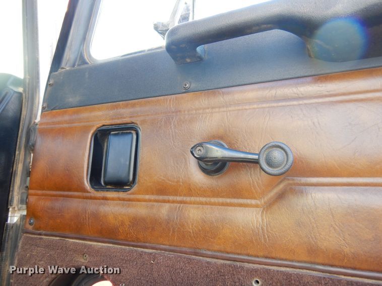 image for item KS9303 2000 Peterbilt 377  semi truck