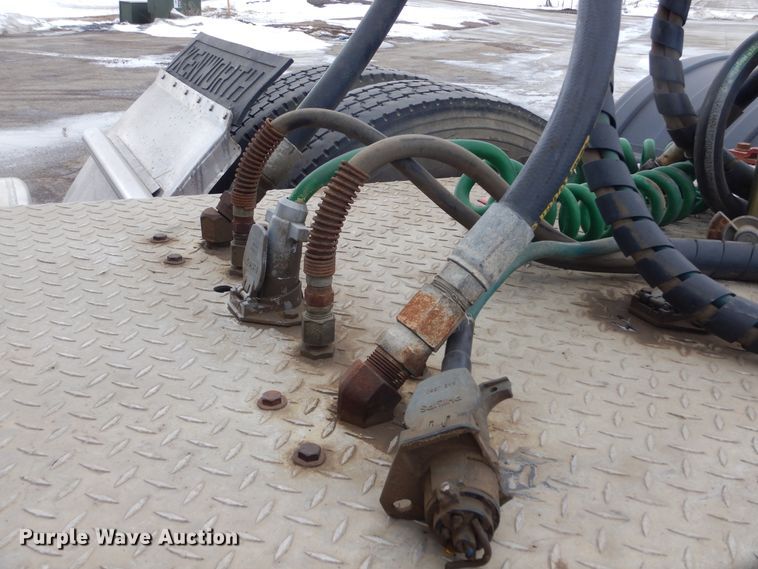 image for item KS9304 1999 Kenworth T800  semi truck