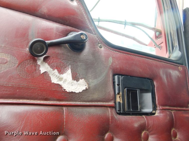 image for item KS9304 1999 Kenworth T800  semi truck