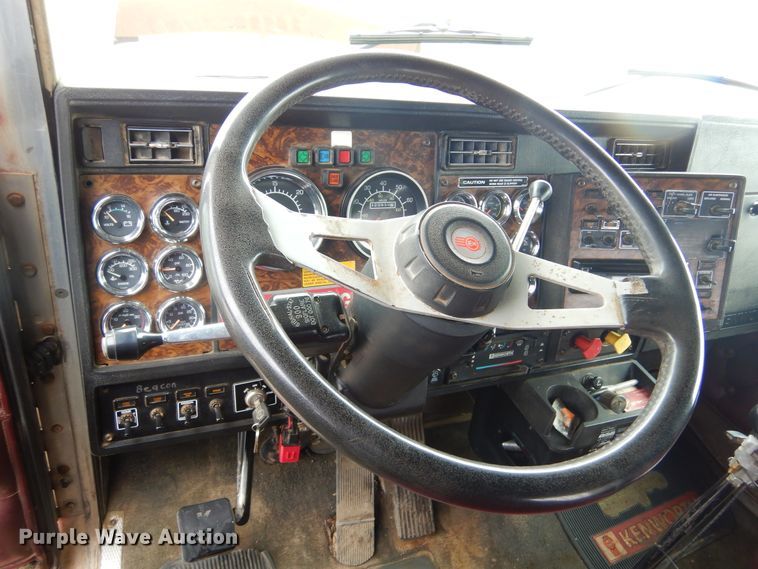 image for item KS9304 1999 Kenworth T800  semi truck