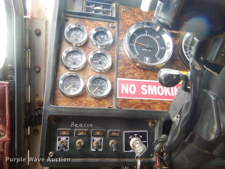 image for item KS9304 1999 Kenworth T800  semi truck