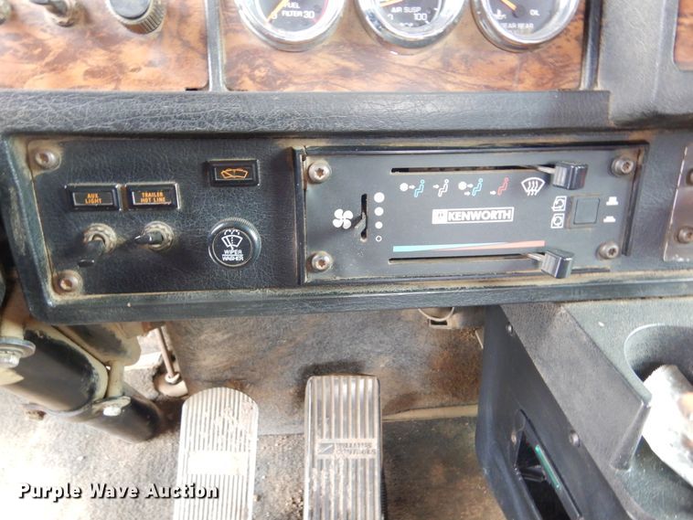 image for item KS9304 1999 Kenworth T800  semi truck